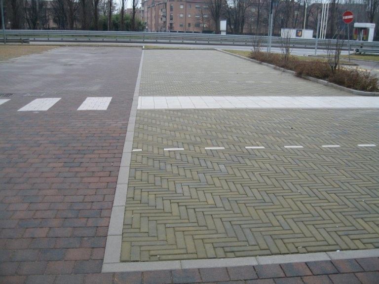 autobloccante in parcheggio particolare angolo