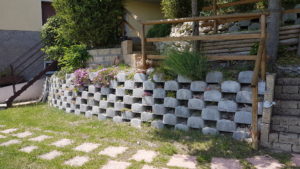 realizzare un muro verde: fiori e vialetto