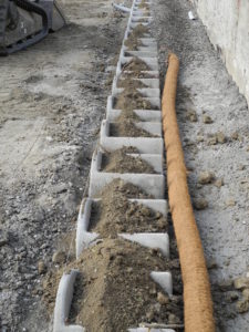 realizzare un muro verde: riempimento blocchi